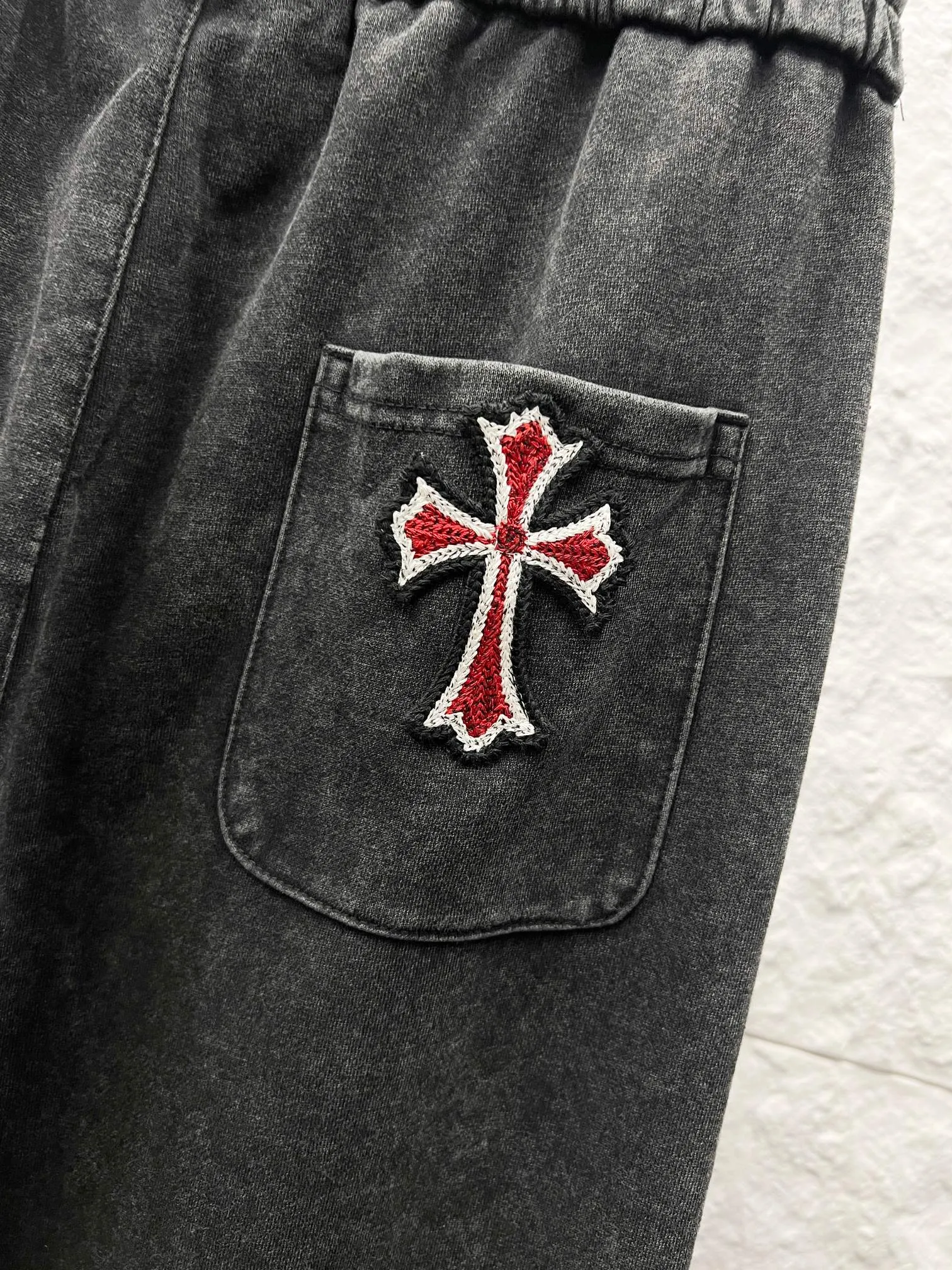 Chrome Hearts（ In Stock） ， ， ， Retro ， ， Classic 。Cemetery Cross + ：Top-Grain Cowhide （Genuine Leather ） ： ： （4 ） ： 。 Genuine Leather ；Black Khaki Dark Gray Sizes；S-2XL （ ） （ ）